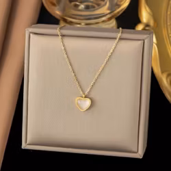 Hjärtformat halsband i guld och vitt