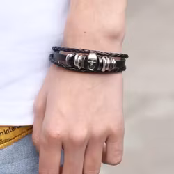 Svart läderarmband med dödskalle och justerbar dragsko