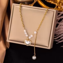 Halsband med pärlhjärta och kedjedetalj