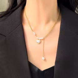 Halsband med pärlhjärta och kedjedetalj