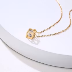 Halsband med kub och gnistrande kristall
