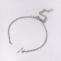 Silverfärgat armband med kors i rostfritt stål