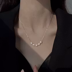 Halsband med vita pärlor och silverfärgad kedja
