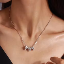 Halsband med tre dödskallar i silver