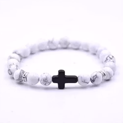 Vitt armband med svart kors