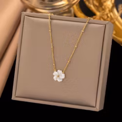Halsband med pärlemorblomma