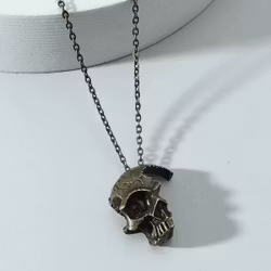 Halsband med sprucken dödskalle i antikguld, 48–54 cm