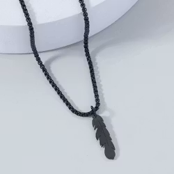 Svart halsband med fjäderhänge, 59 cm