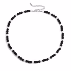 Halsband med svarta stenpärlor och vita syntetpärlor, 47–54 cm