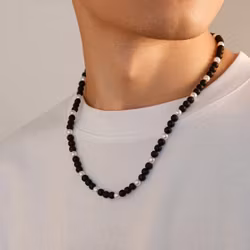 Halsband med svarta stenpärlor och vita syntetpärlor, 47–54 cm