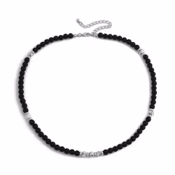Halsband med svart och vitt i harmonisk kontrast