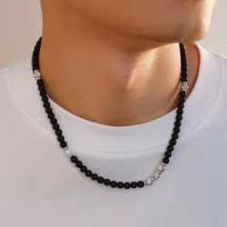 Halsband med svart och vitt i harmonisk kontrast