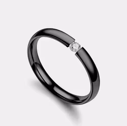 Svart rostfri ring med glittrande sten