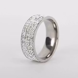 Bred rostfri ring med gnistrande kristaller