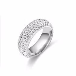 Tidlös ring med gnistrande kristaller
