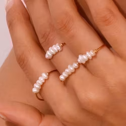 Elegant ring med sötvattenpärlor