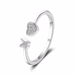 Silverfärgad ring med hjärta & fjäril