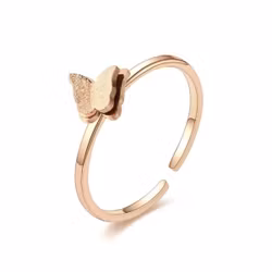 Tunn ring med fjäril i roséguld