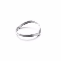 Modern ring i vinklad design