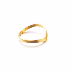 Elegant V-ring i guldton