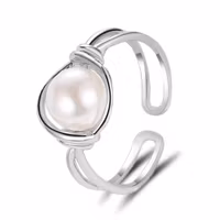 Silverring med inramad pärla