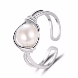 Silverring med inramad pärla