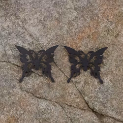 Svarta fjärilsörhängen i statement-stil