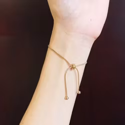 Elegant armband med justerbar glidpärla