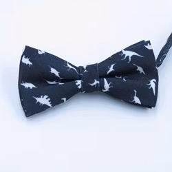 Svart fluga med dinosaurier – färdigknuten herrfluga 12×6,5 cm