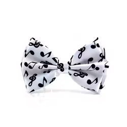 Vit fluga med svarta noter