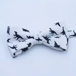 Vit fluga med svarta dinosaurier