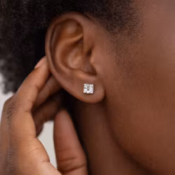 Stiftörhängen i rostfritt stål med fyrkantig sten 5 mm