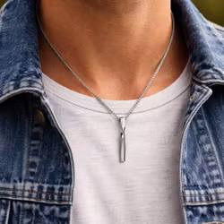 Stilrent halsband med avlångt hänge i rostfritt stål