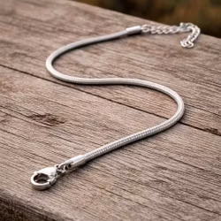 Silverfärgat armband i rostfritt stål med smal snake-design