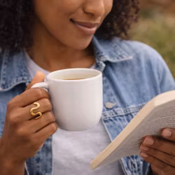 Skulptural öppen ring i rostfritt stål