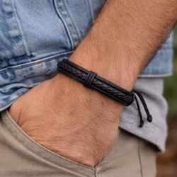 Svart armband i PU-läder med flätad detalj