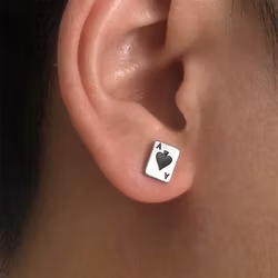 Spelkortsörhängen i stilren silverfinish