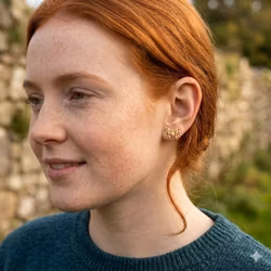 Guldfärgade fjärilsörhängen i rostfritt