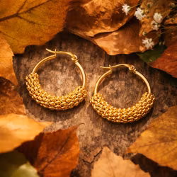 Guldfärgade creoler med flätad detalj