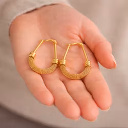 Guldfärgade ovala creoler med struktur