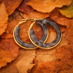 Guldfärgade creoler med grå detalj