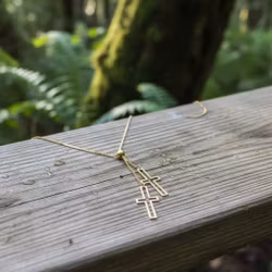 Halsband Kors – Justerbart Guld