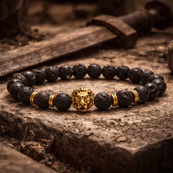 Svart armband med vulkansten & guldlejon