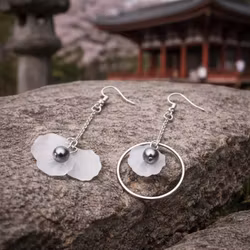 Långa guldfärgade örhängen med blomma