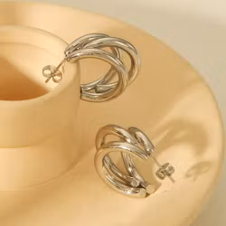 Silverfärgade creolörhängen med tre ringar i rostfritt stål