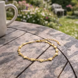 Romantiskt armband med små hjärtan