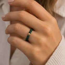 Elastisk ring med gröna pärlor