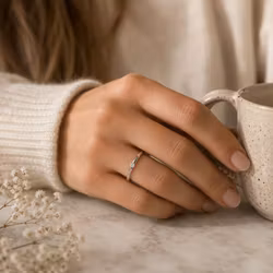 Ring med gnistrande kristalldetalj