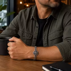 Kraftigt armband med keltisk symbol