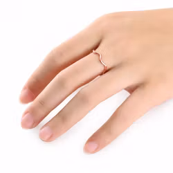 Elegant vågformad ring i roséguld